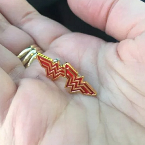 💥 Wonder Woman Earrings - Picture 4 of 6